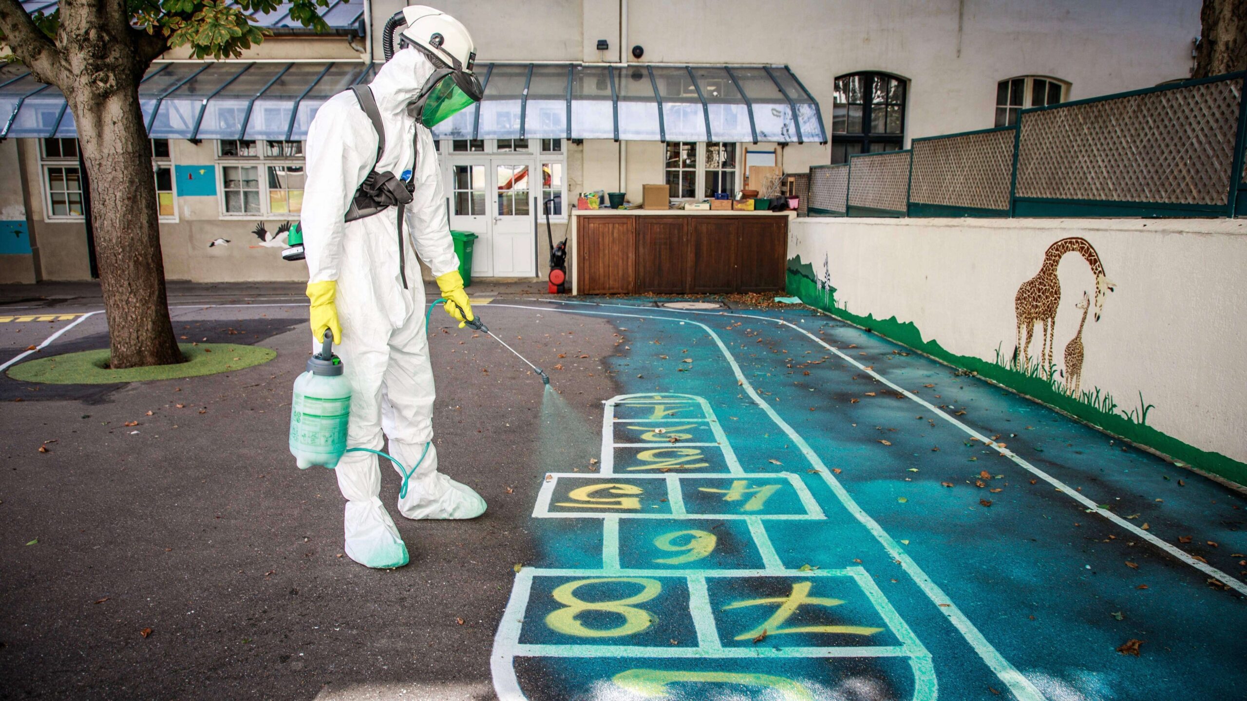 Descontaminan colegios afectados por el incendio de Notre Dame