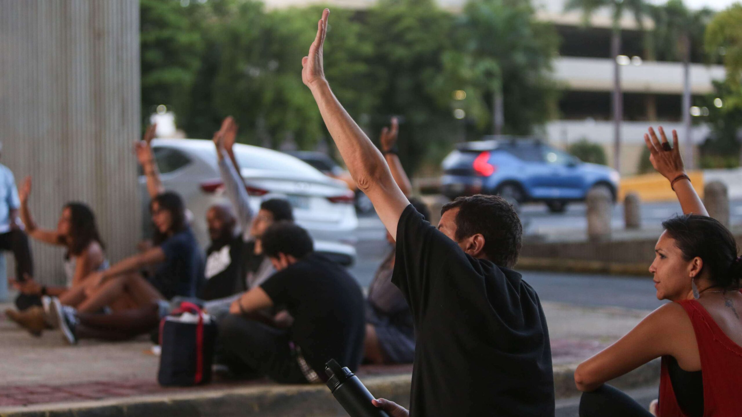 Hasta bajo el azuloso cielo de Bayamón germinan asambleas de pueblo