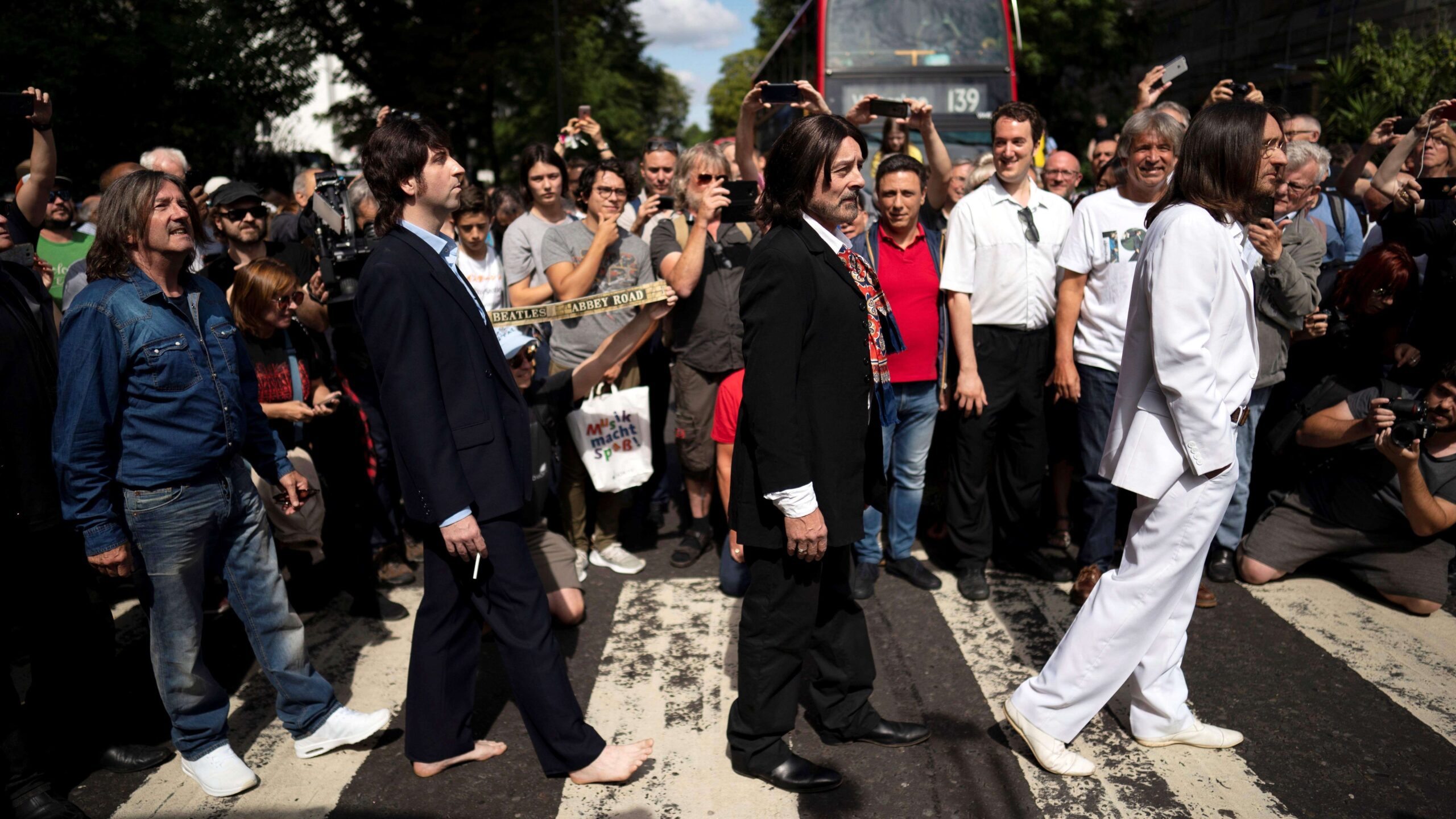 Reviven icónica imagen de Abbey Road 50 años después