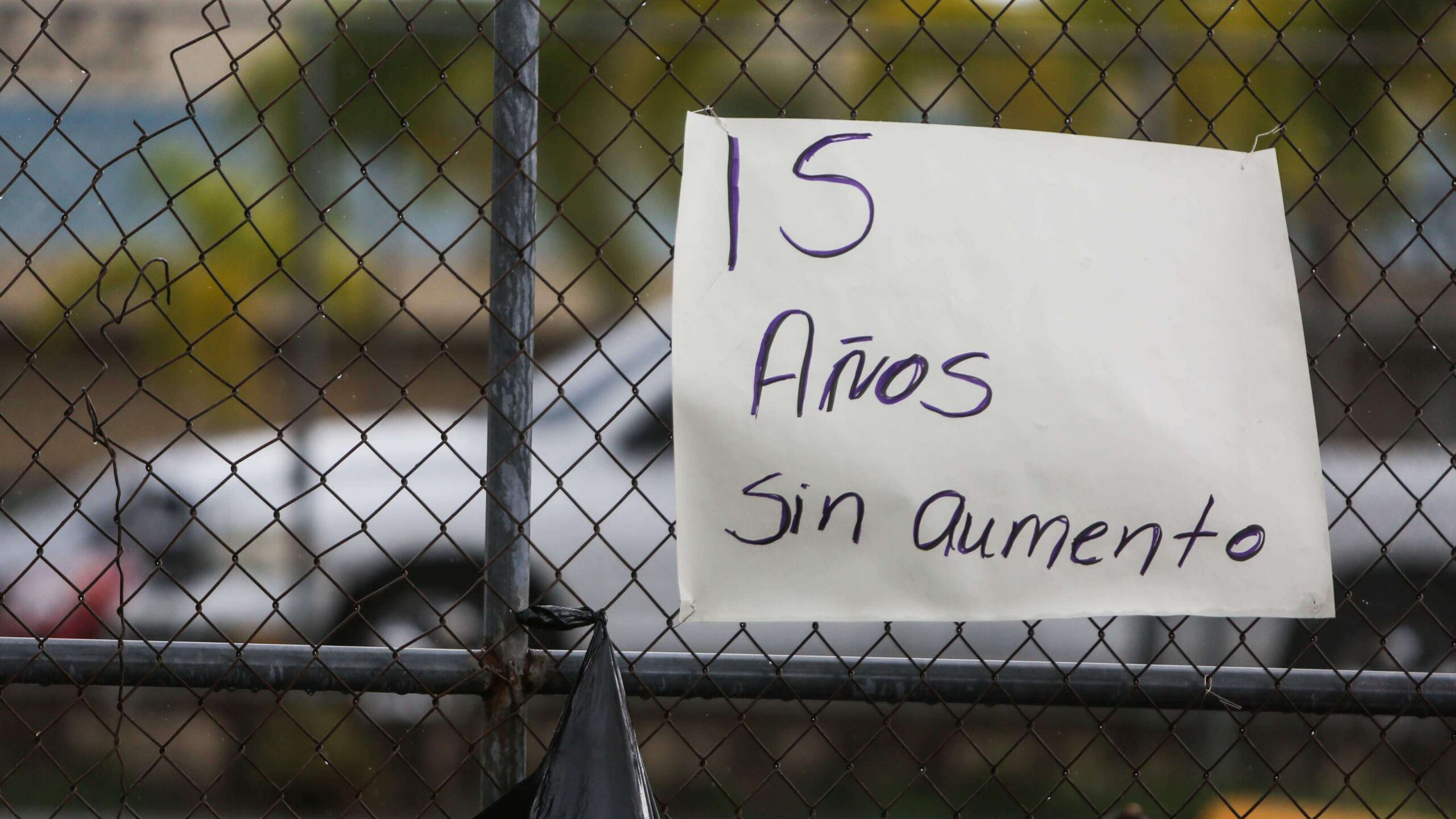 Empleados narran ‘abusos laborales’ de Cadillac Uniform