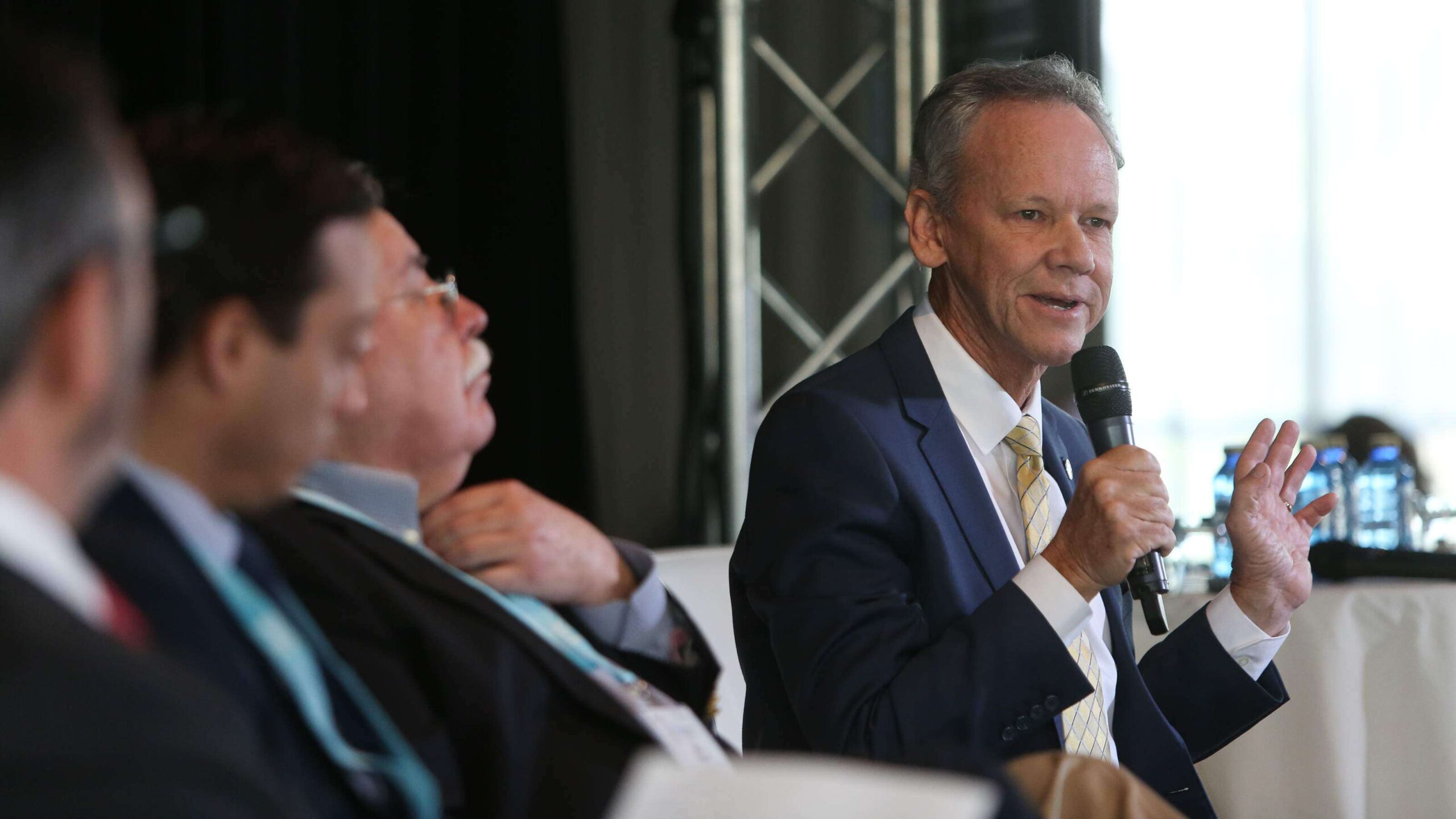 Advierten movidas que ponen en riesgo la privatización de la AEE