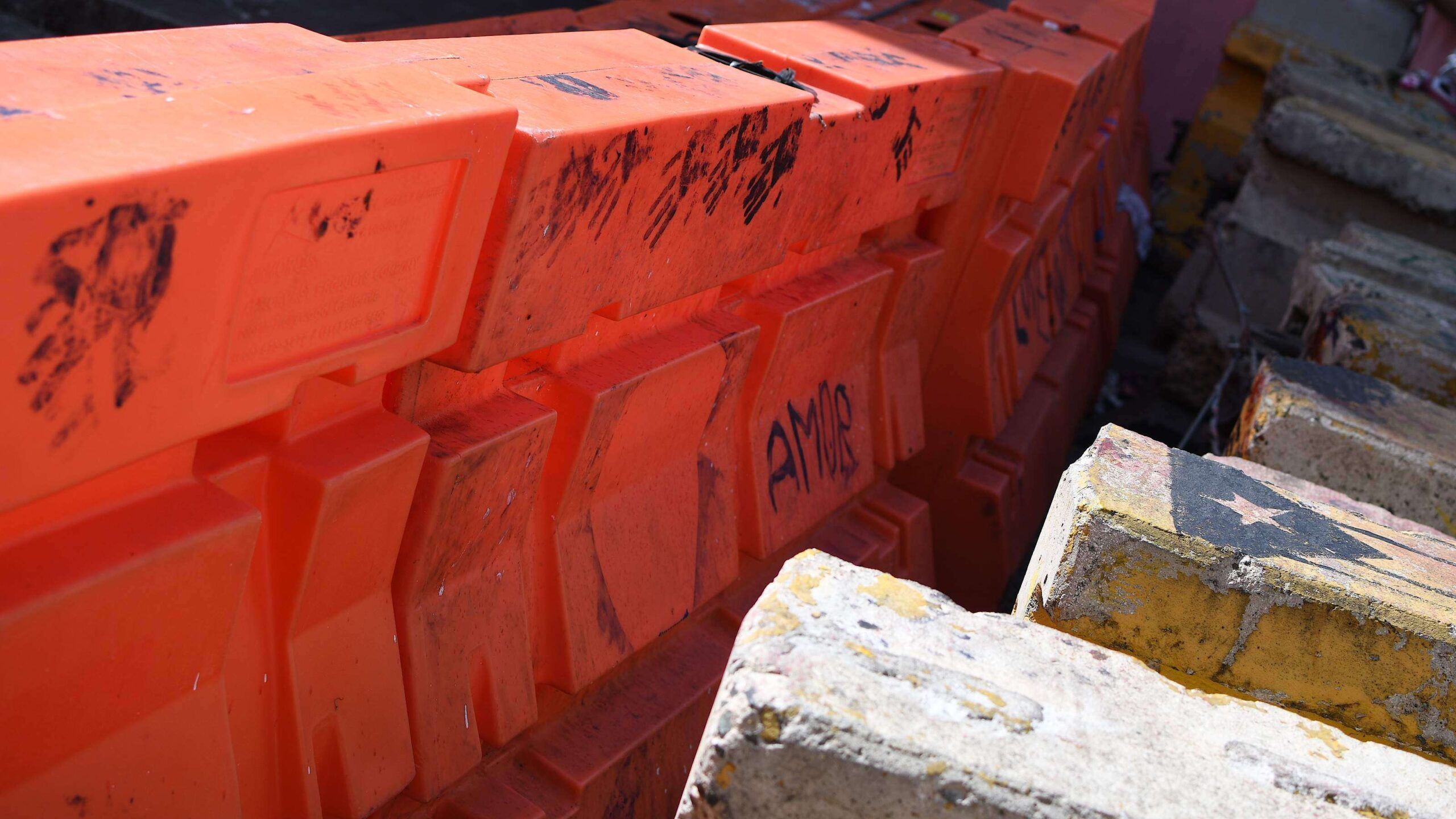 Retiran vallas de concreto en Fortaleza