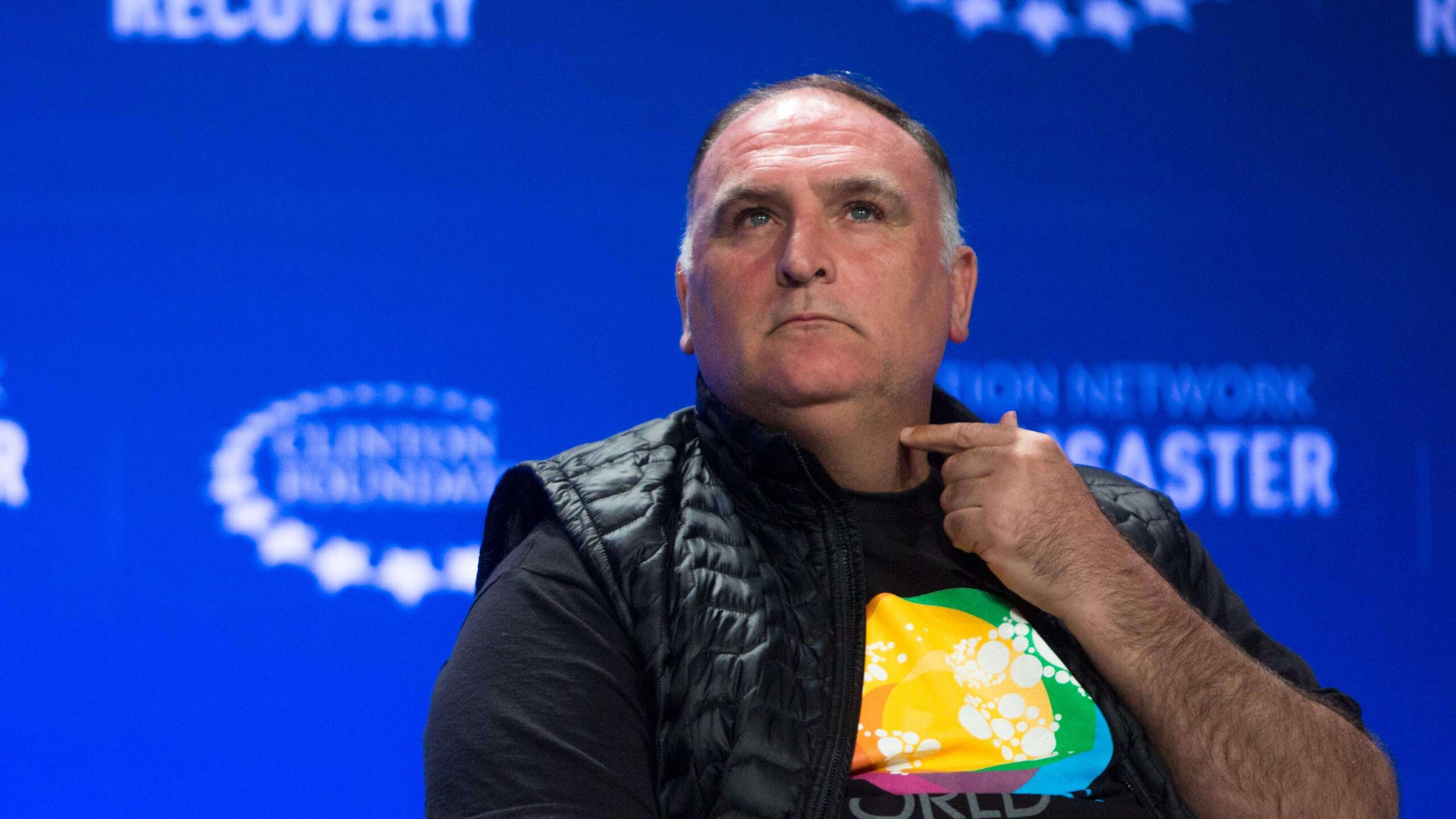 Denuncian al chef José Andrés por pagar horas extra de menos