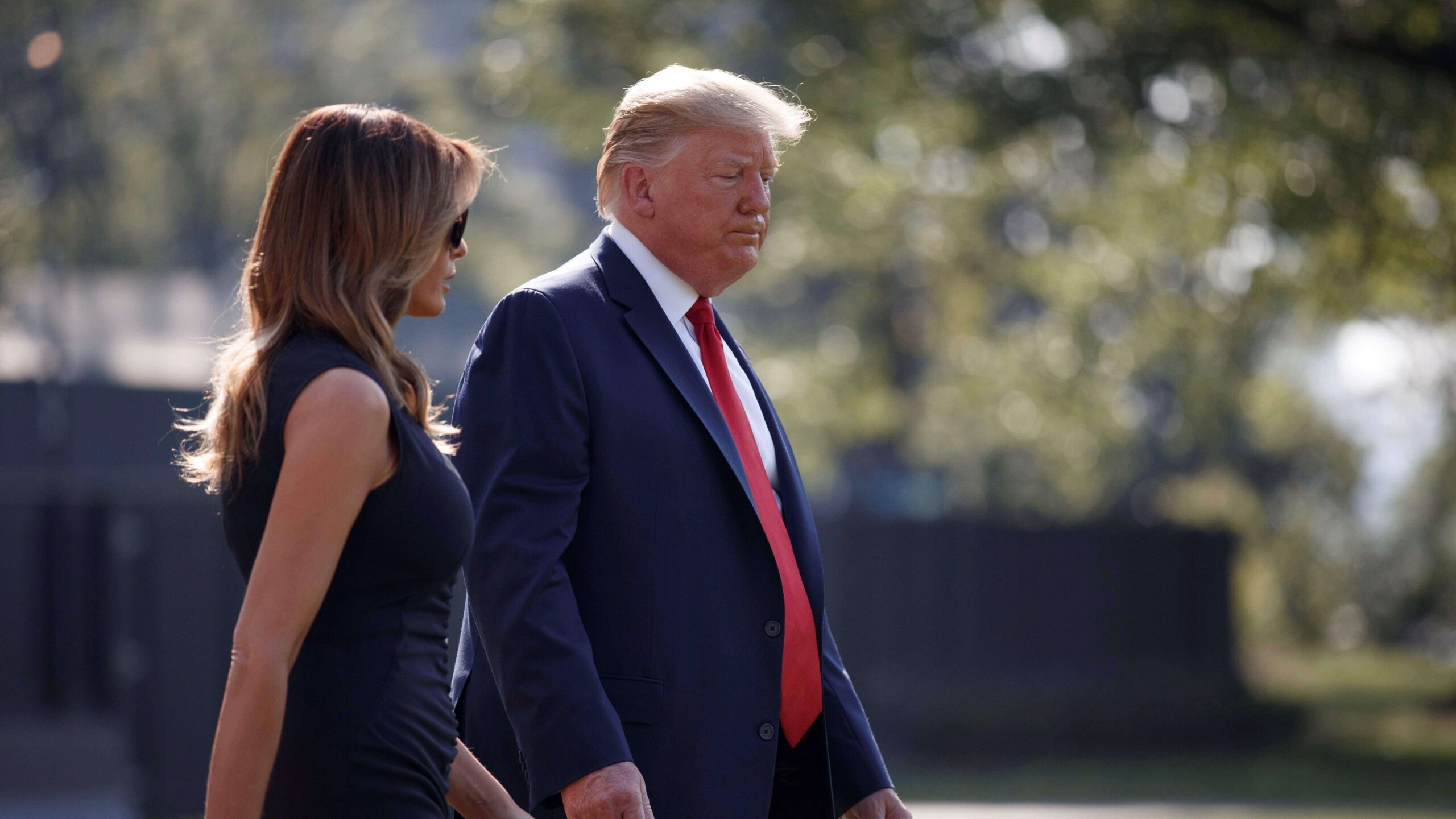 Trump visita Ohio y Texas acompañado de protestas