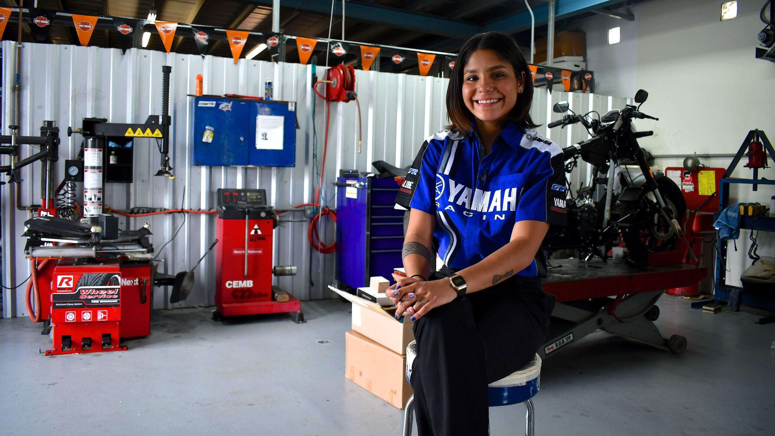 Stephanie Molina rompe estereotipos como mecánica