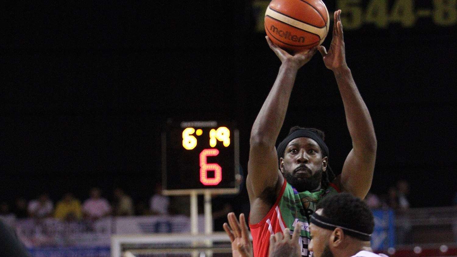 Suspenden a John Holland por exigir dinero para representar a PR