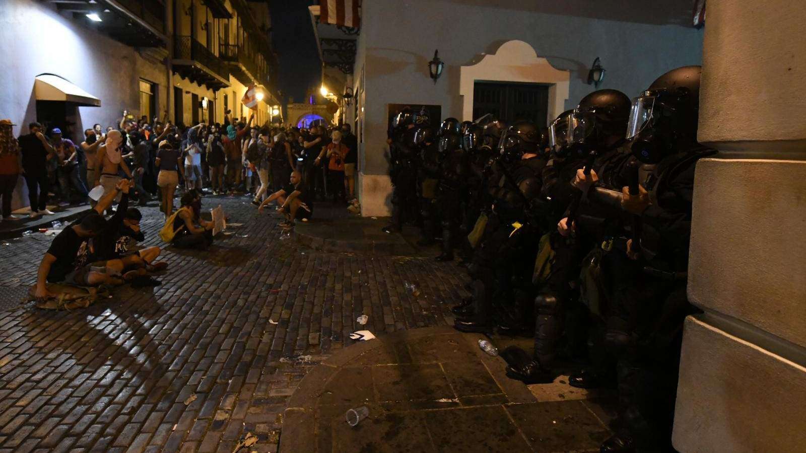Confrontación entre manifestantes y policías en el primer día de Pierluisi