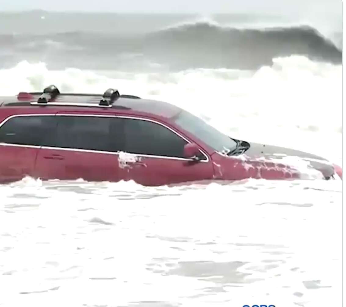 Dorian provoca tornados y mueve una guagua hasta el mar en ‘las Carolinas’