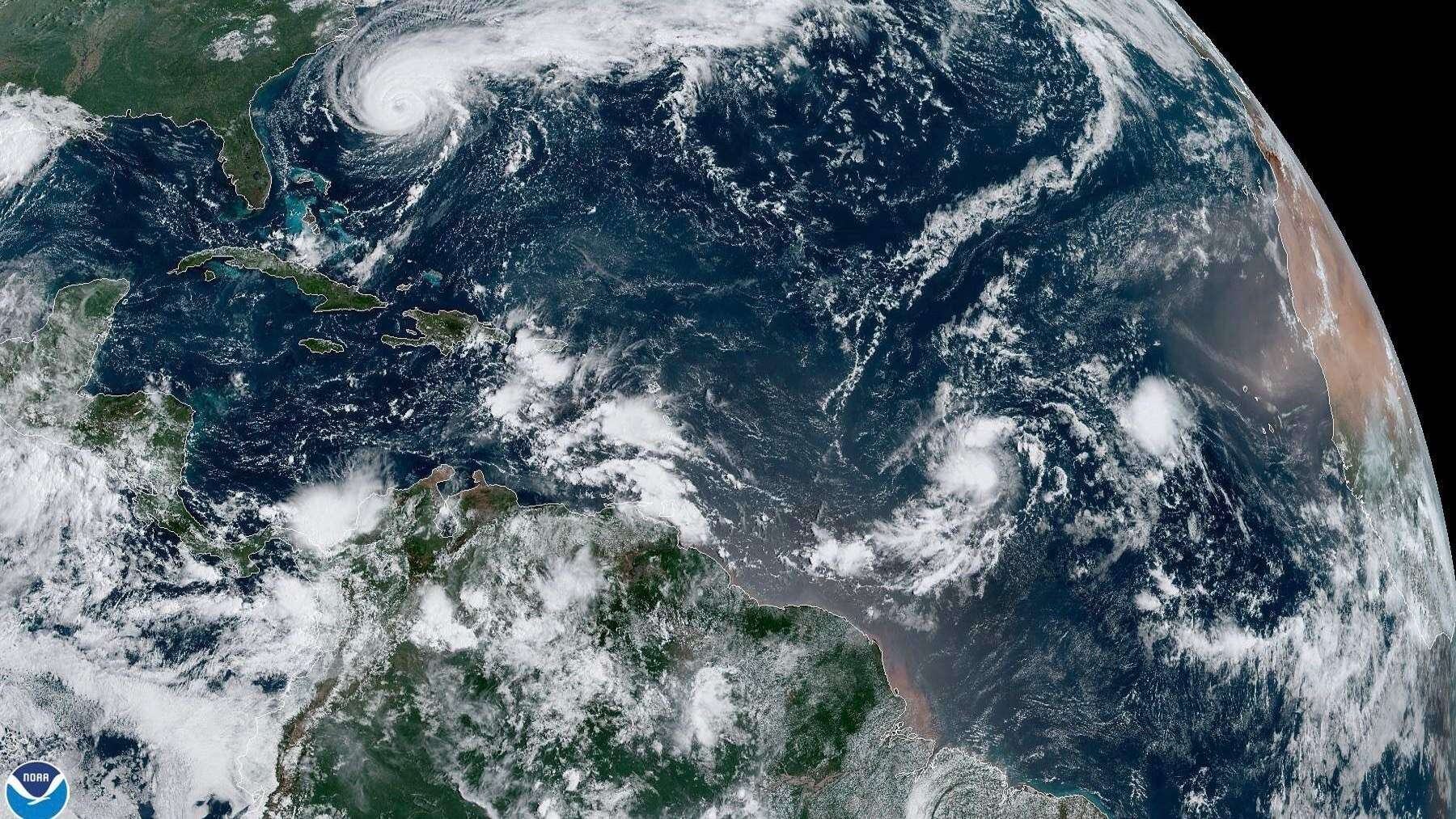 Se intensifica el huracán Humberto en su rumbo a las Bermudas