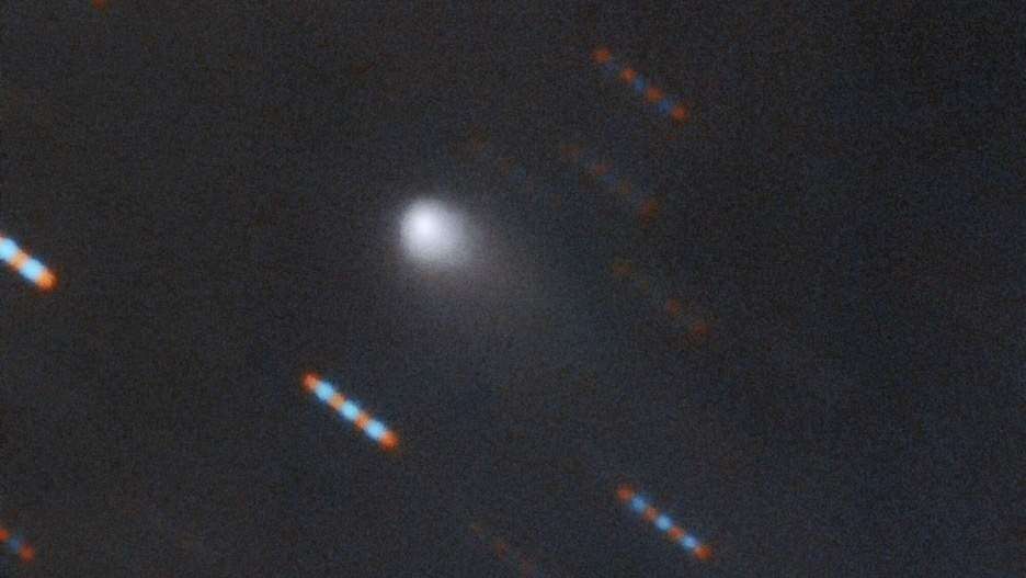 Observan cometa que parece venir de otro sistema solar