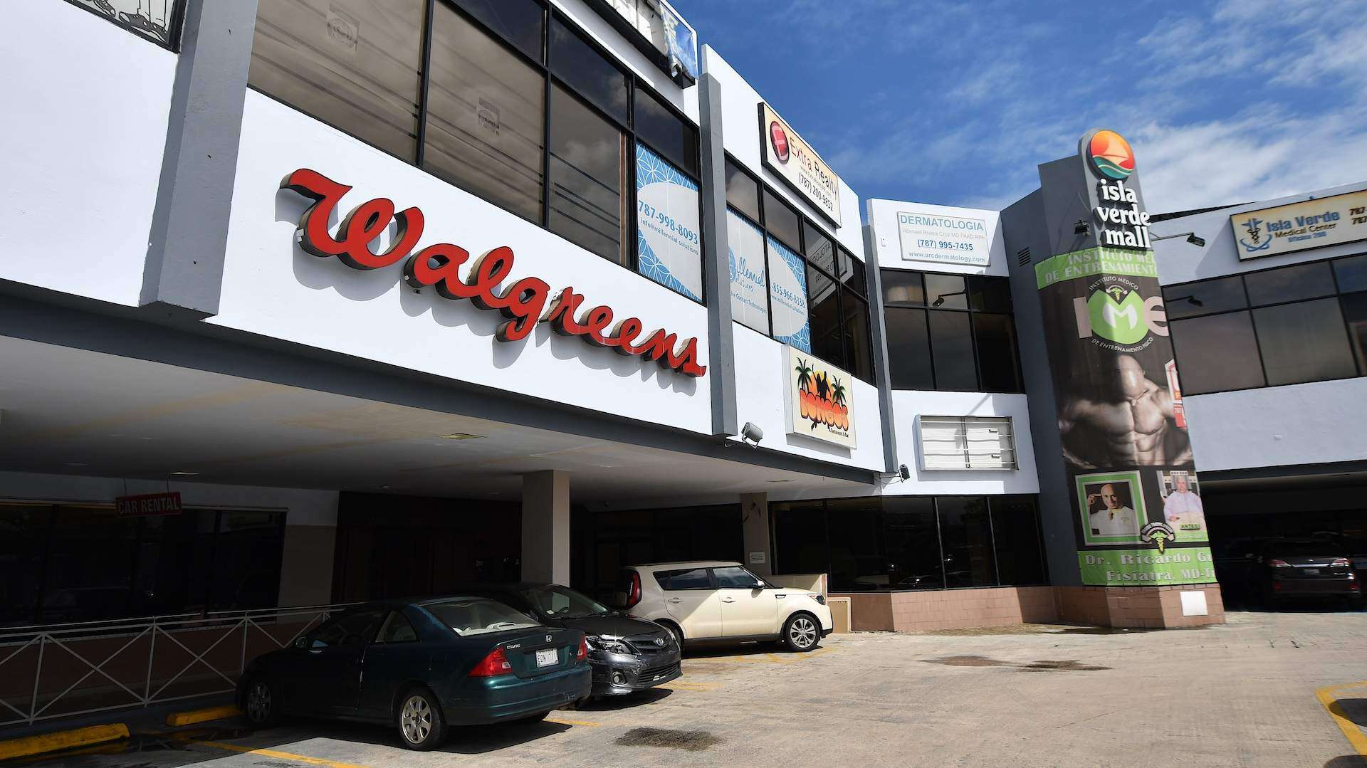 Le llevan $1,000 de su locker a empleada de Walgreens