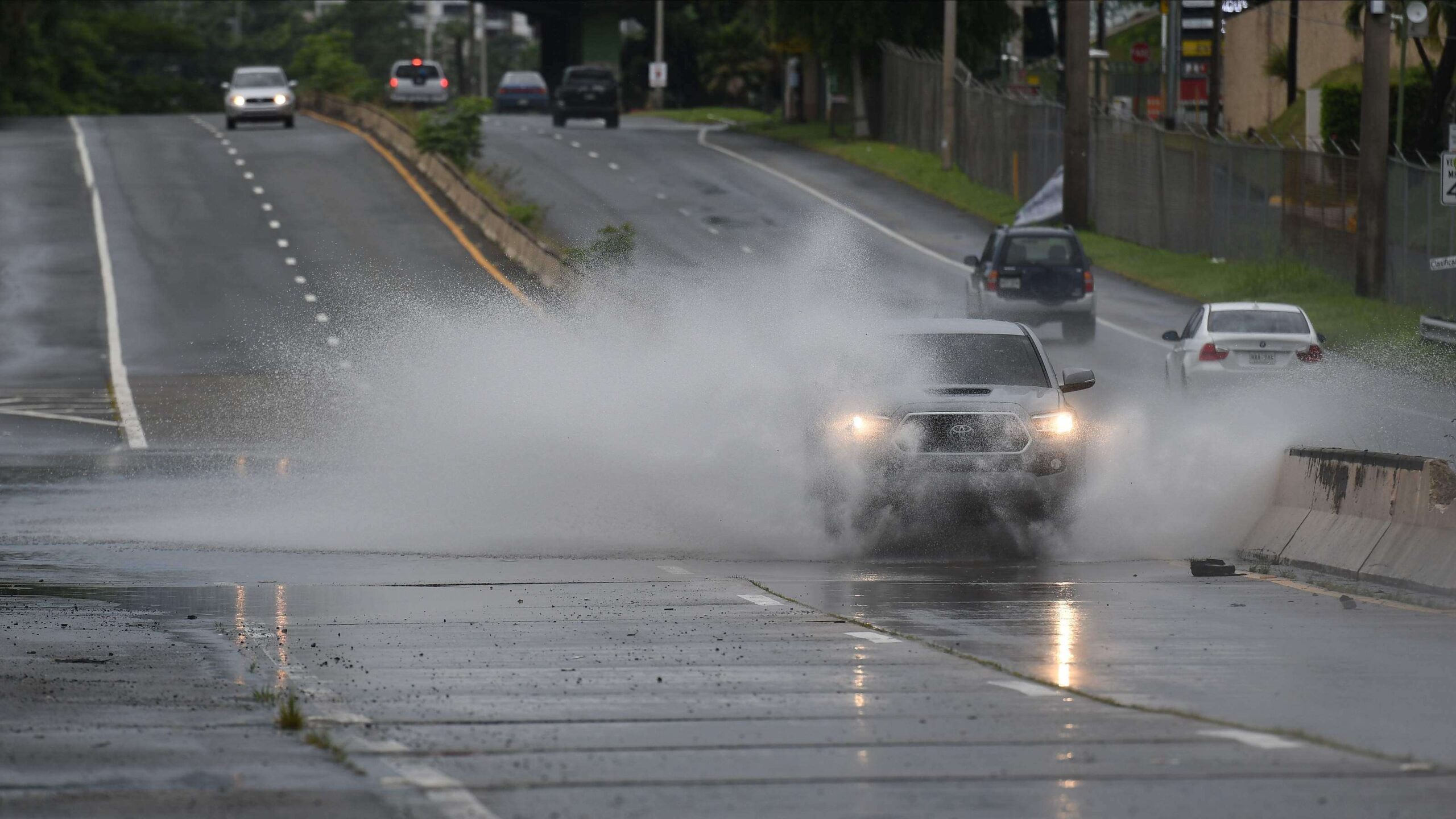 Fuertes lluvias causan apagones y desbordamientos