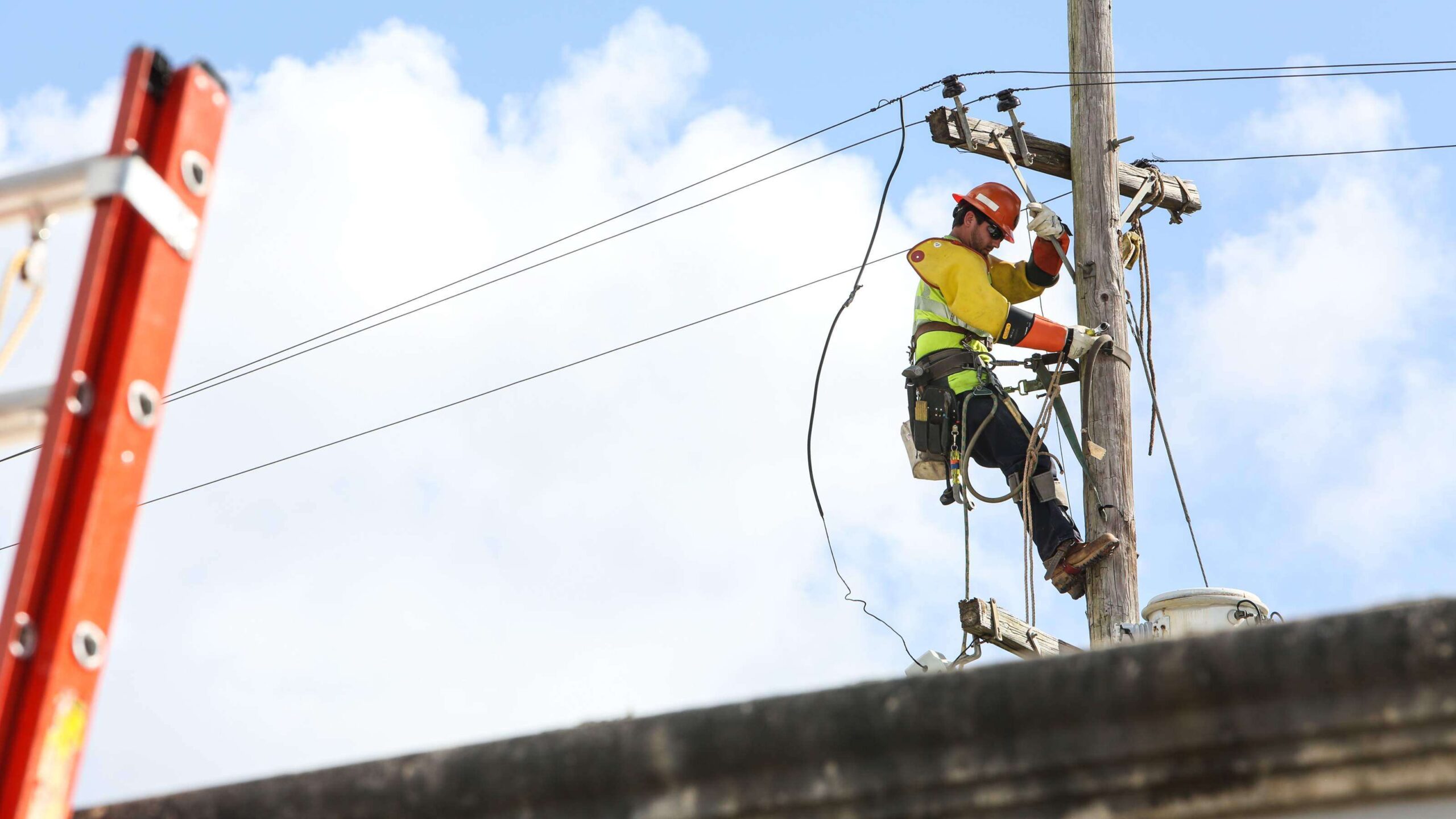 Empleado de la AEE recibe descarga eléctrica mientras trabajaba
