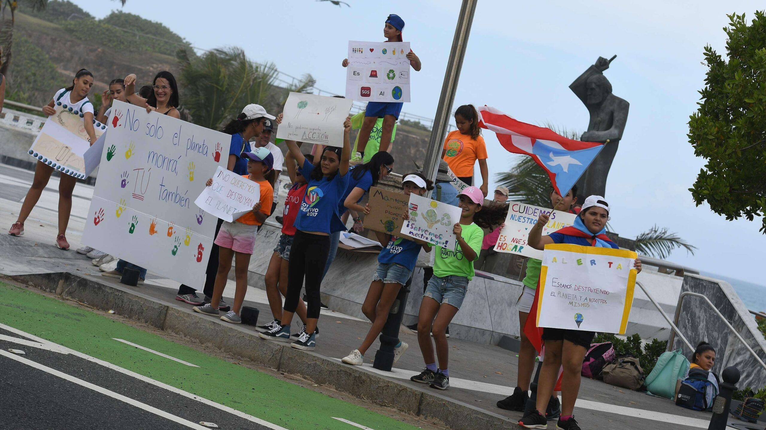Jóvenes exigen acción a legisladores por el cambio climático