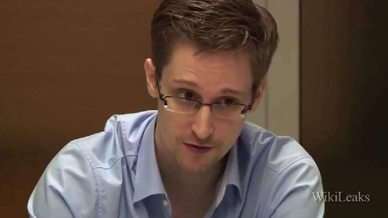 Snowden se casa en Rusia