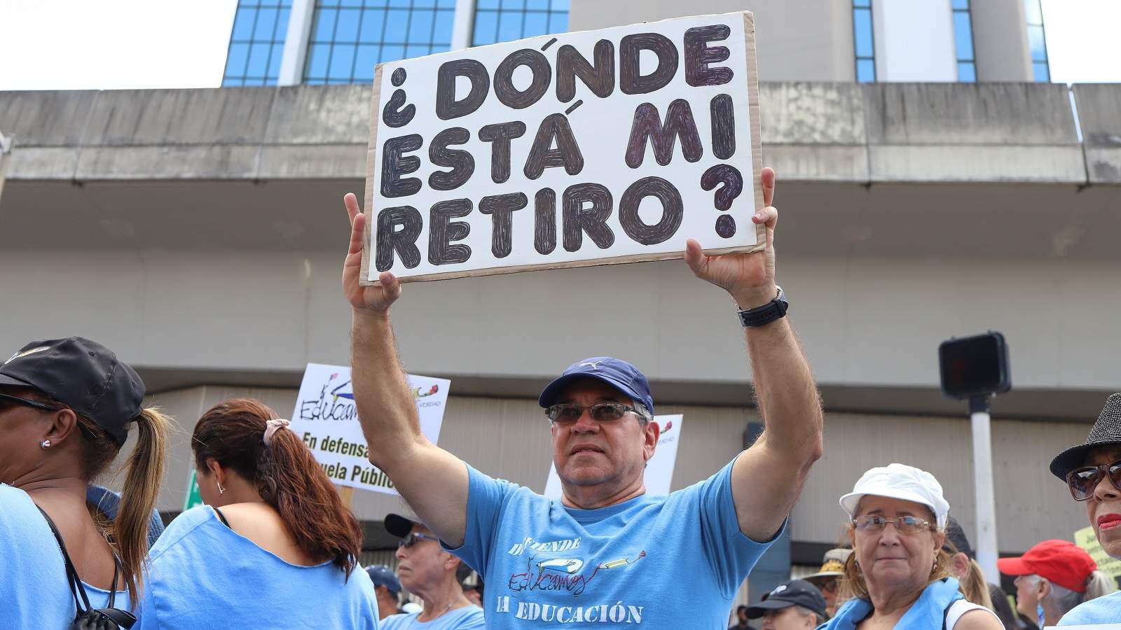 Pensionados exigen acciones de Wanda Vázquez
