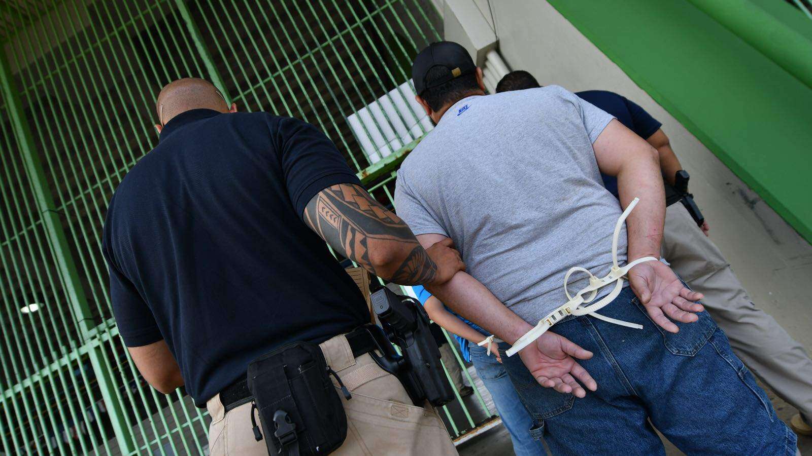 Hombre baleado que se refugió en escuela de Fajardo es arrestado