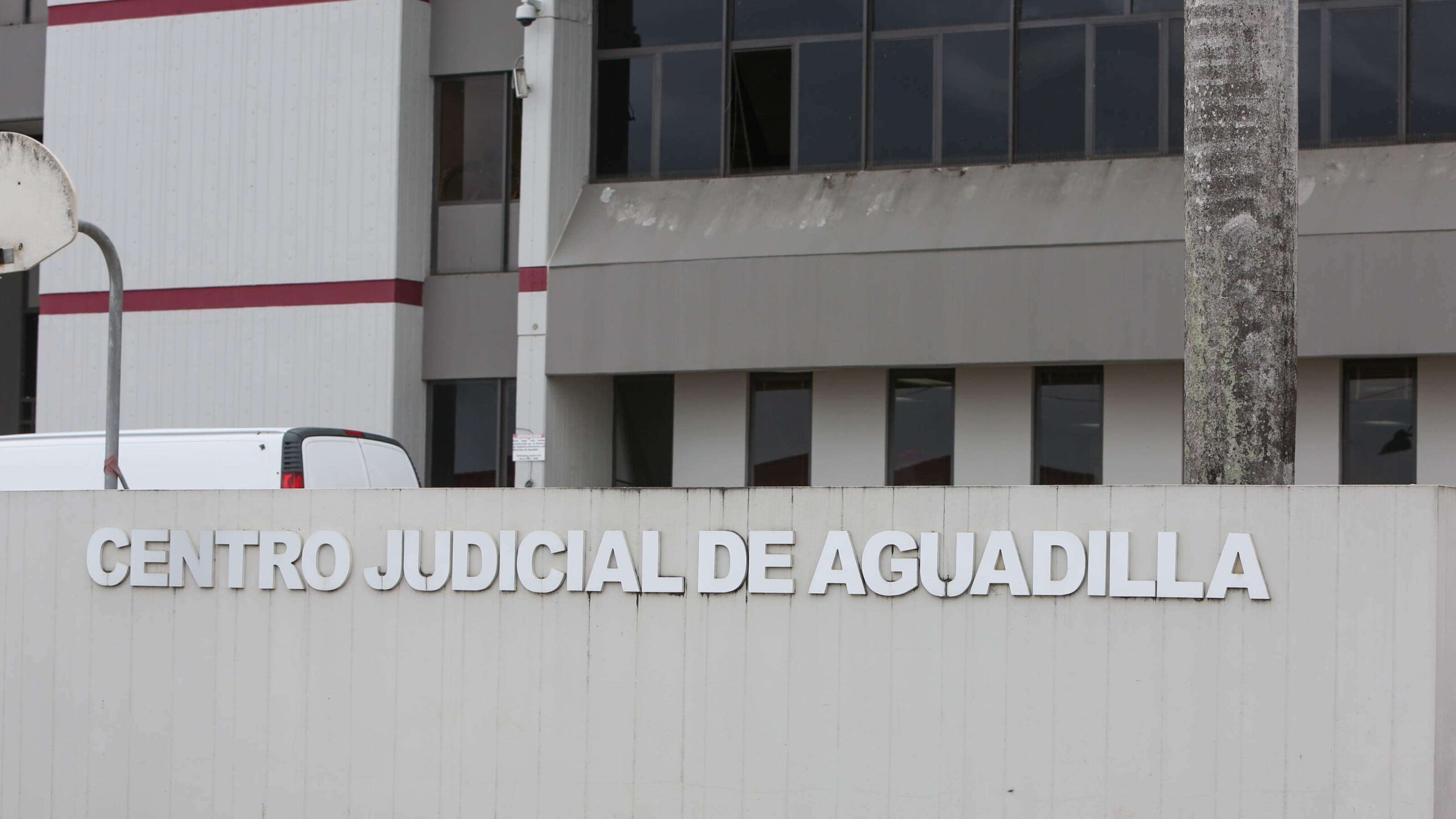 Arrestan madre de confinado por agredir cinco alguaciles