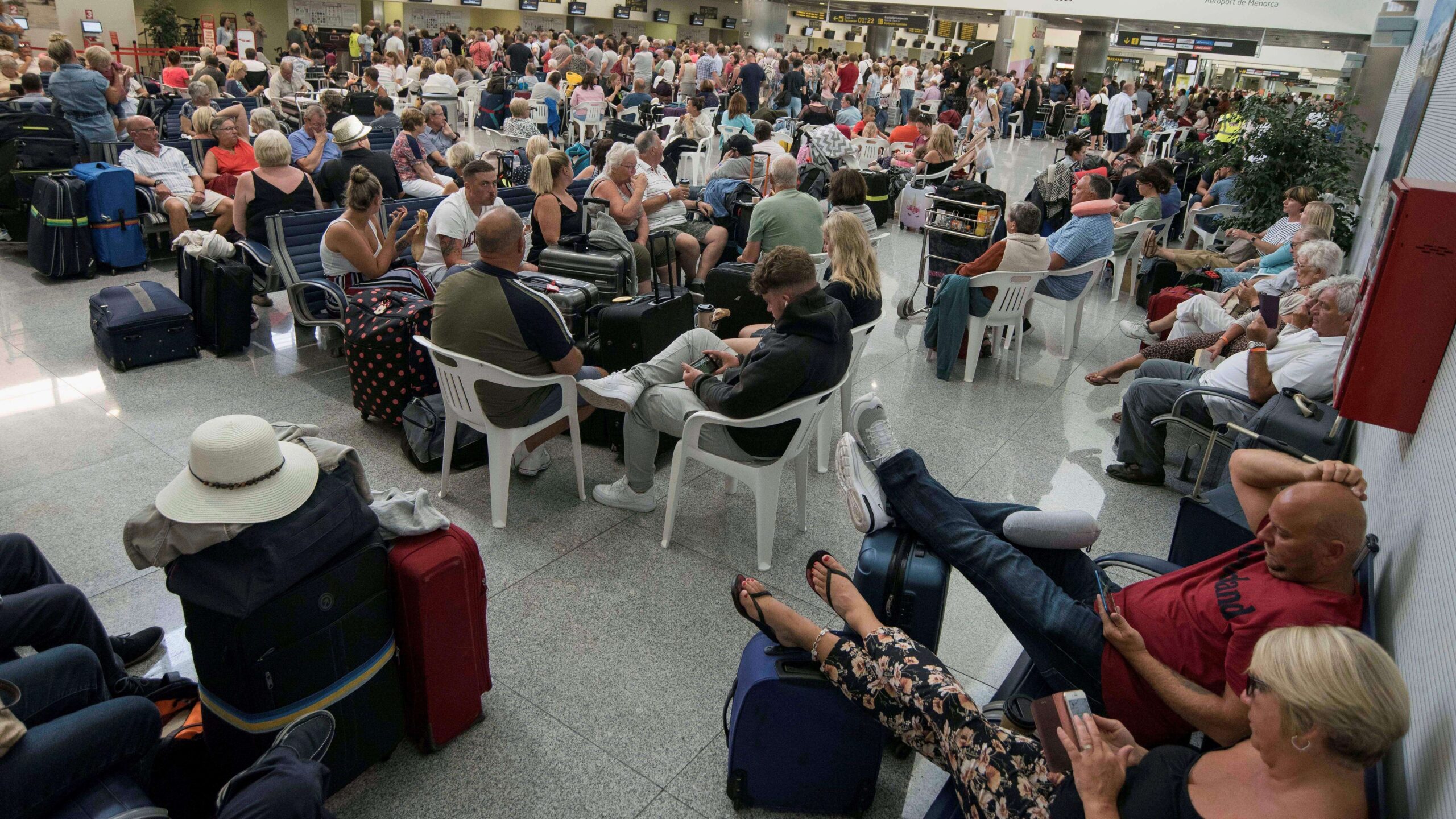 Empresa turística británica quiebra y deja varados a 150 mil personas