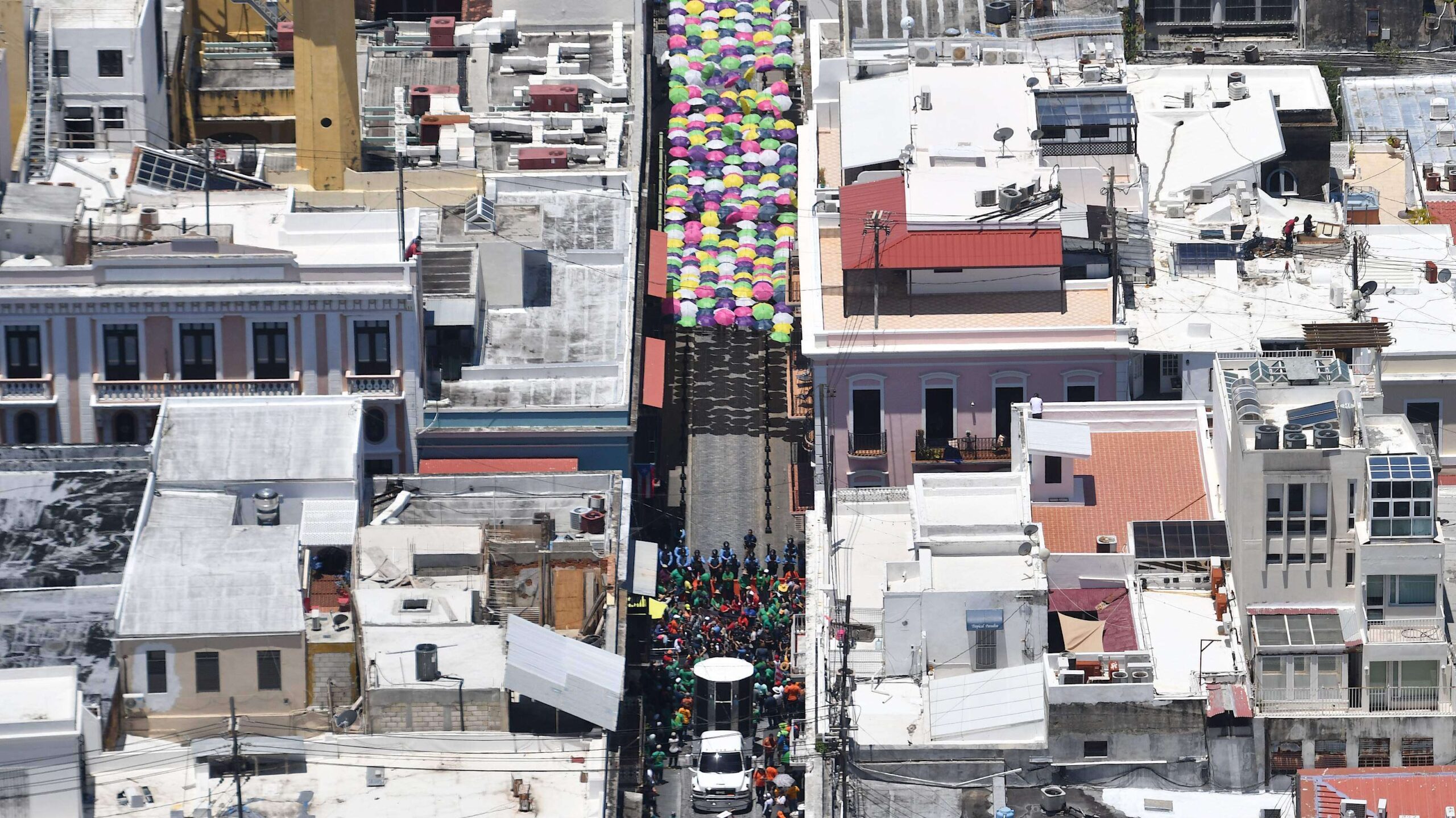 Comienzan a reponer el ‘Paseo de las Sombrillas’