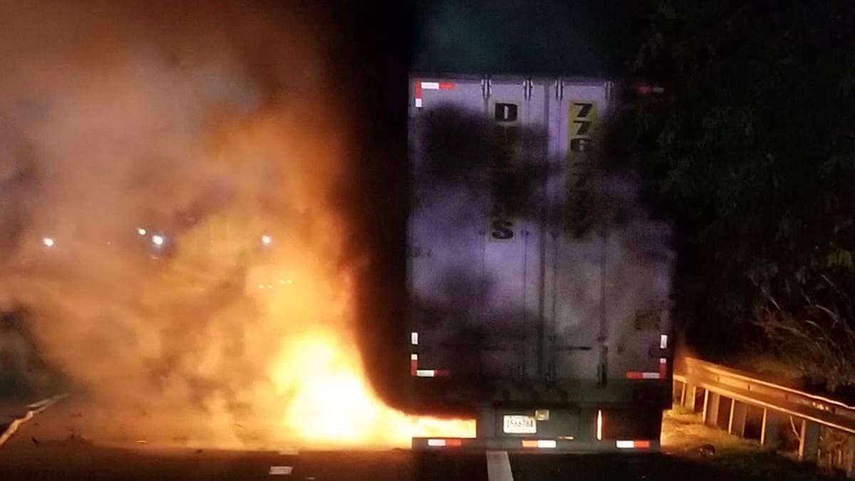 Se incendia camión de Pepsi en el Expreso 22