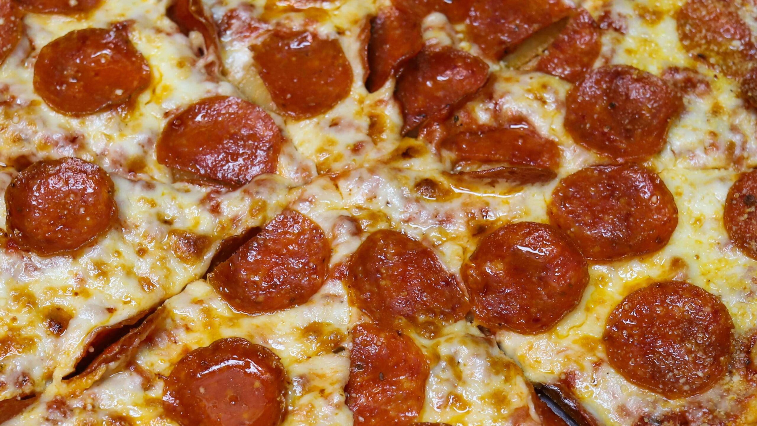 Un hombre come y bebe en pizzería y luego dice que no tiene dinero
