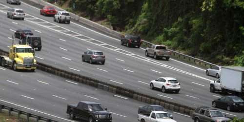 Cae tendido eléctrico bloqueando tránsito de Exp 52