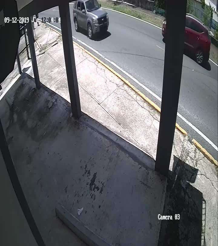 Policía busca estos dos hombres por hurto de carros