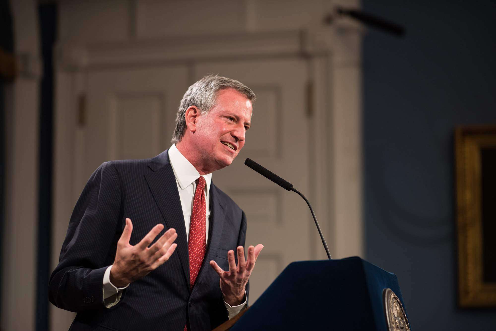 Precandidato demócrata eliminaría la deuda emitida ilegalmente en PR