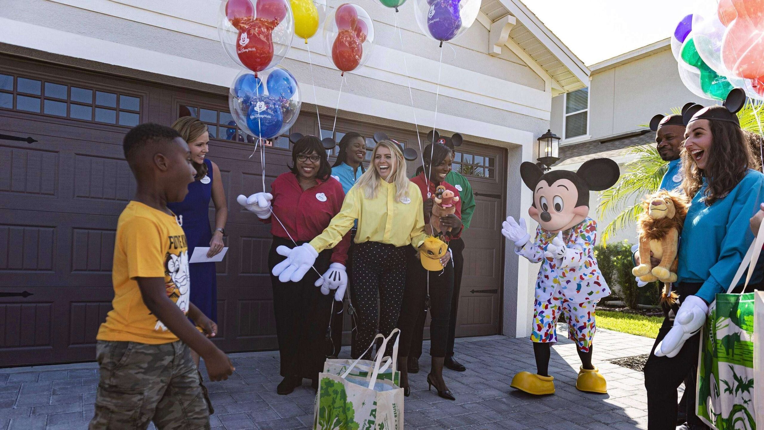 Disney premia a niño que gastó sus ahorros para ayudar a las Bahamas