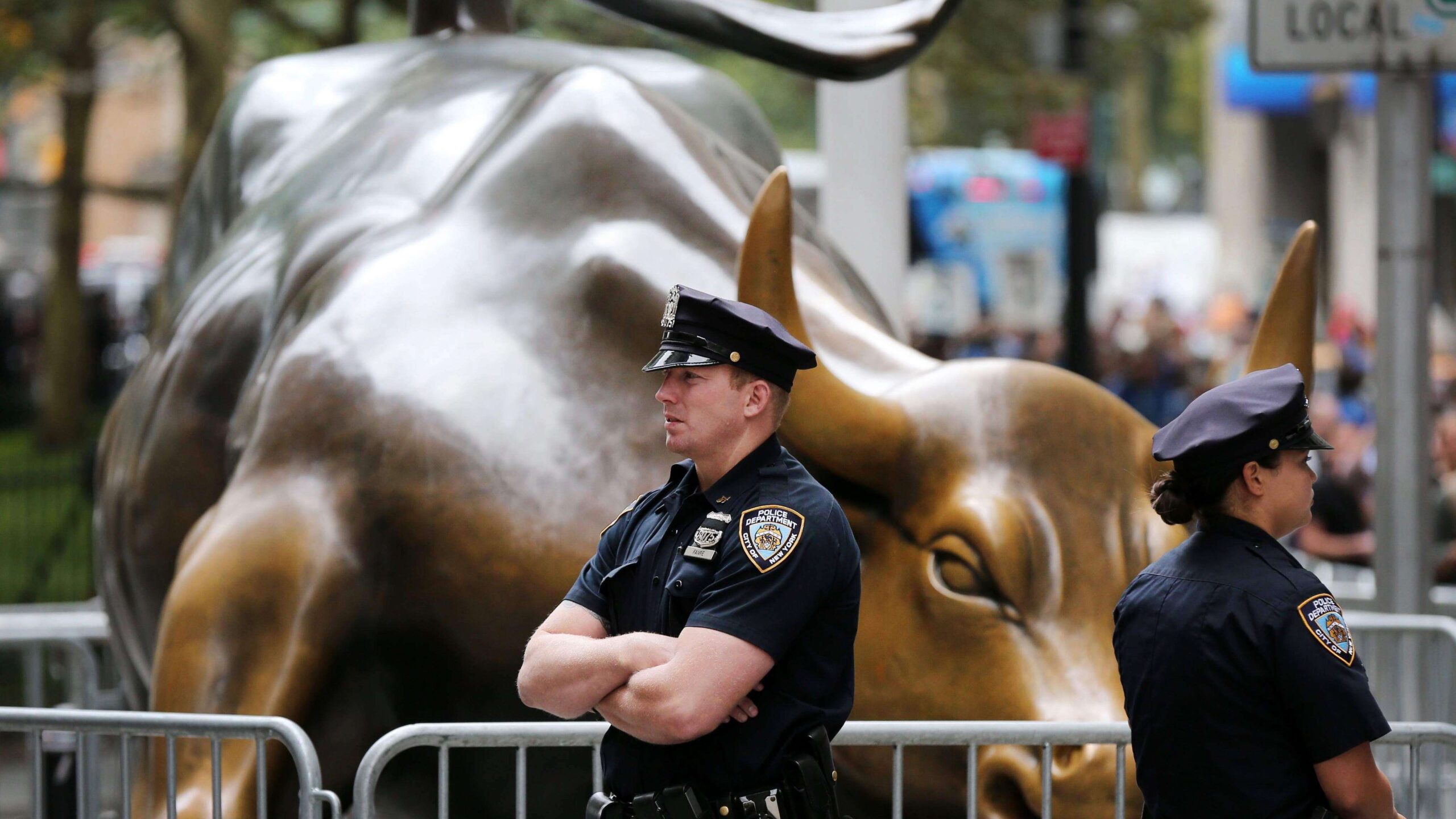 Hombre ataca al toro de Wall Street con un banjo