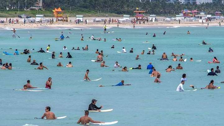 Surfistas aprovechan las olas provocadas por Dorian