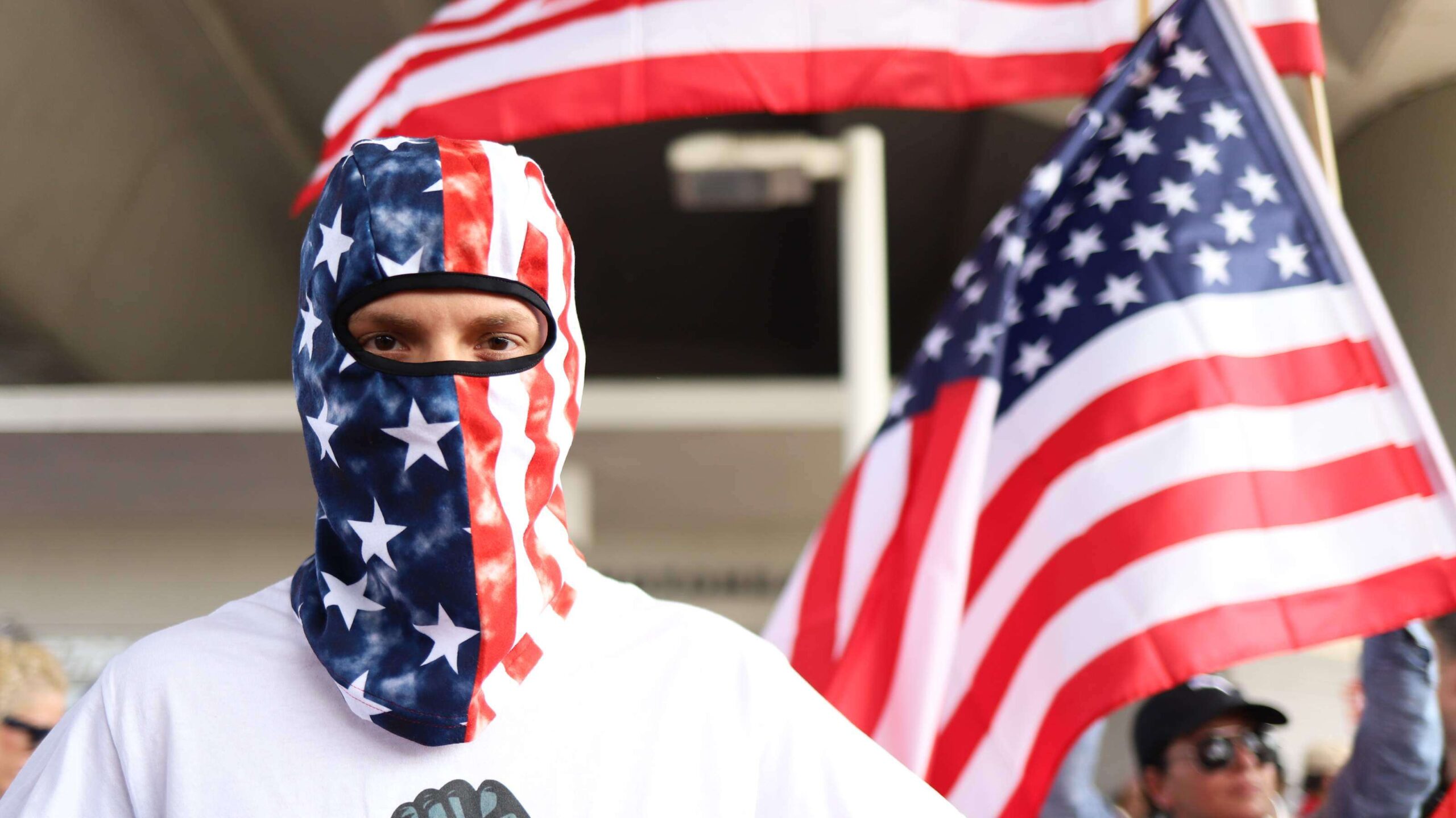 Entre encapuchados lanzan la ‘Revolución Estadista’