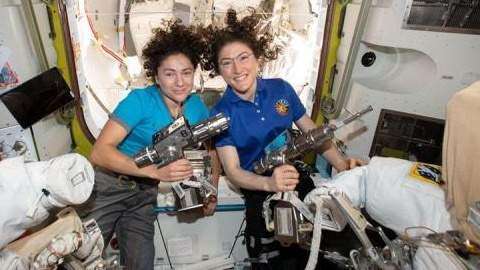 La primera caminata espacial femenina ocurrirá el viernes