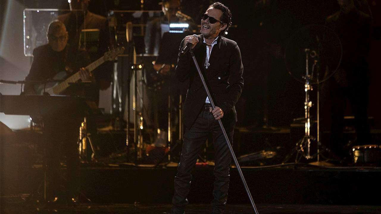 Marc Anthony rinde homenaje a José José