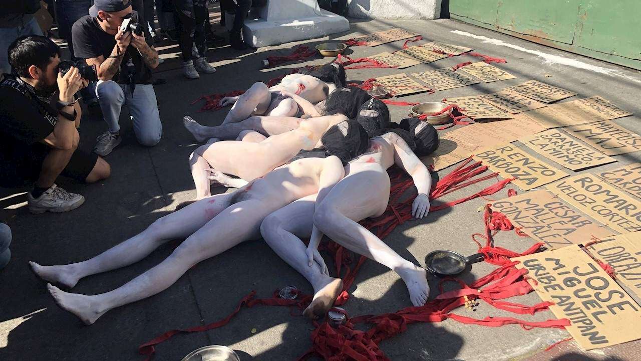 Se desnudan por las víctimas mortales en Chile