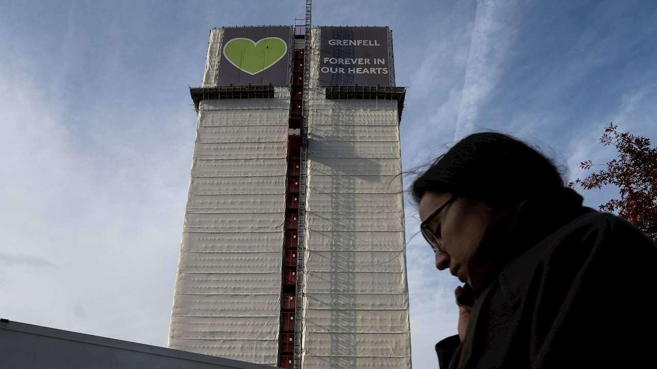 Critican a Bomberos en investigación sobre fuego que mató a 72 personas