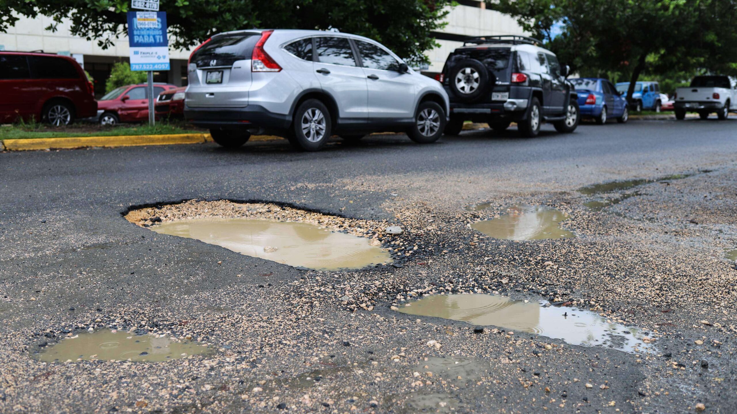 AAA anuncia reparación de calle de Santurce donde cayó hombre
