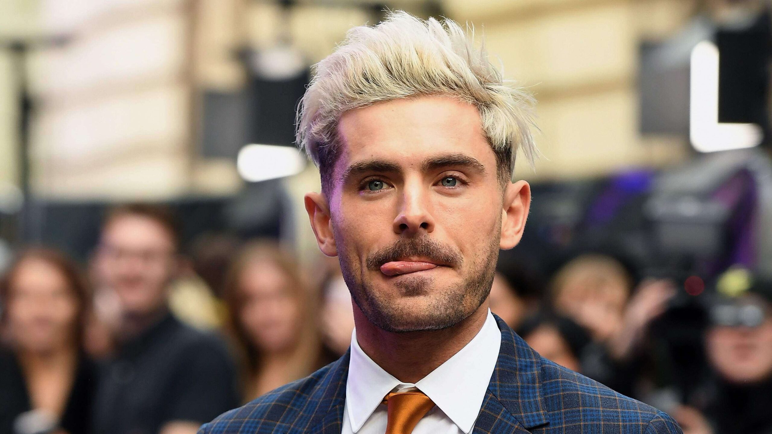 Zac Efron enloquece a fans con su torso desnudo