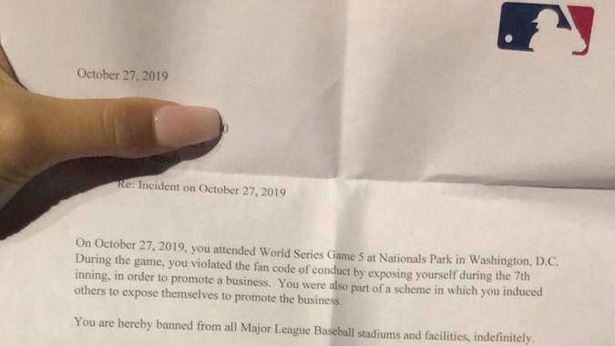 Modelos exponen sus senos en pleno juego de la Serie Mundial