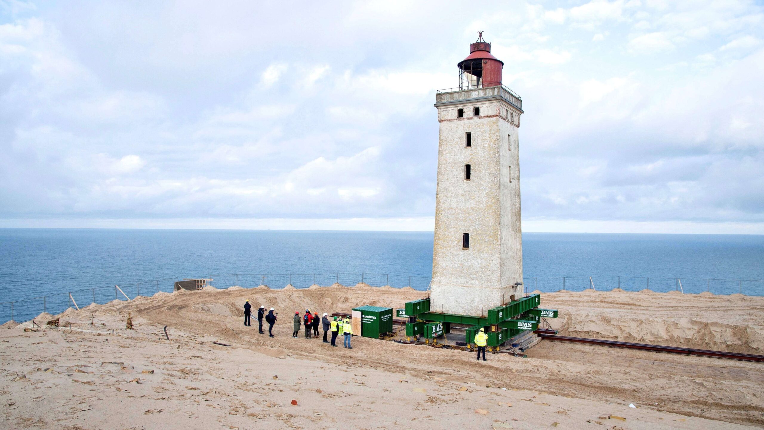 Trasladan faro que iba a ser tragado por el océano