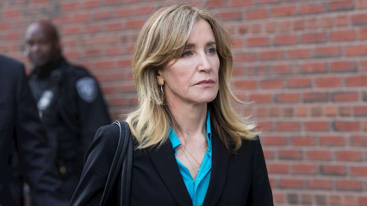 Libre Felicity Huffman tras cumplir 11 días de cárcel