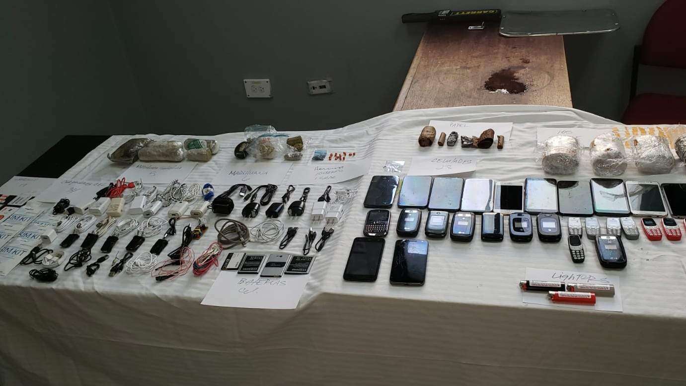 Corrección encuentra ‘tesoro’ de contrabando en área aledaña a cárcel de Ba
