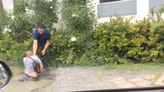 Hombre cae en hoyo en San Juan