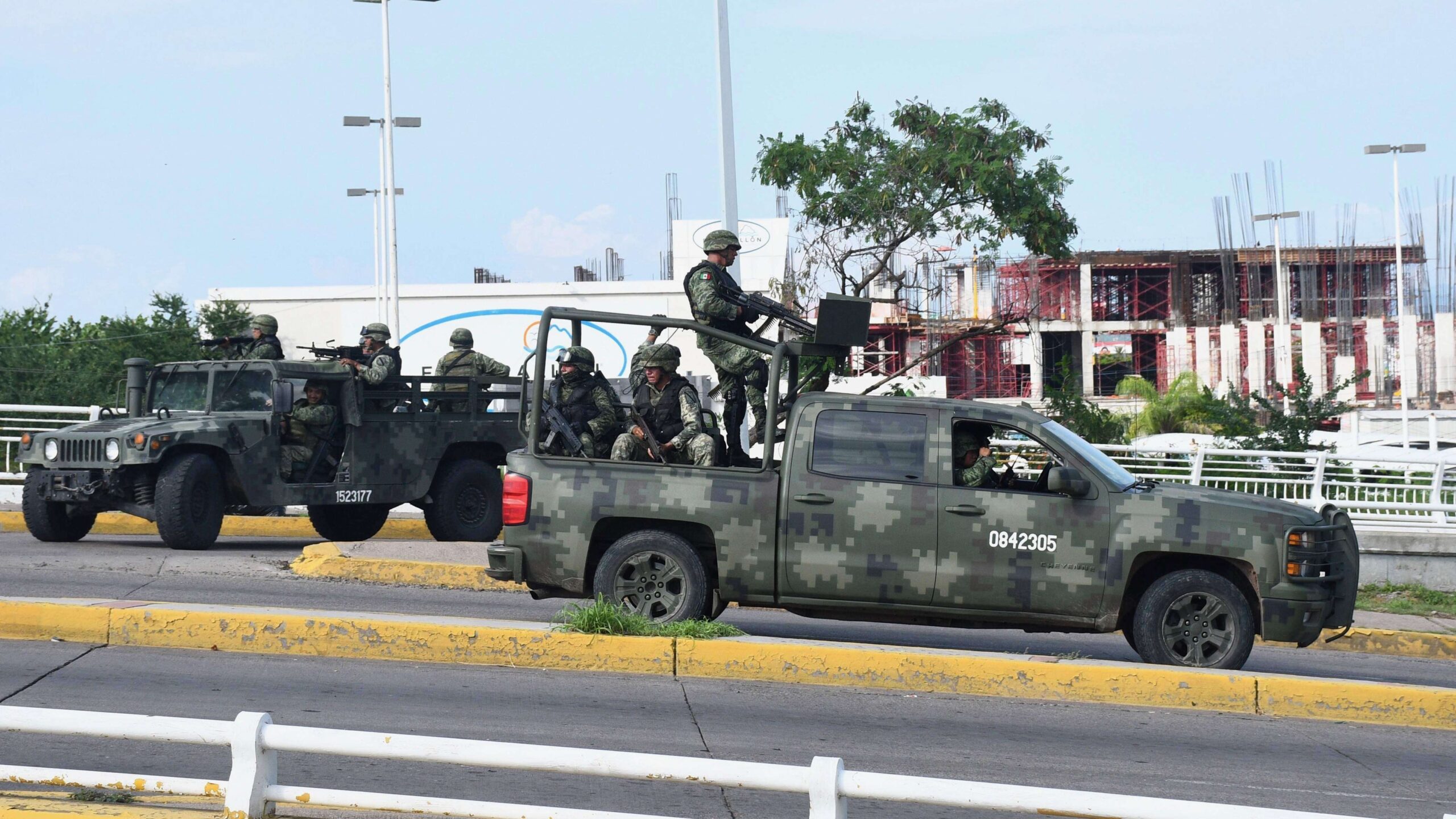 Militares fueron superados 2-1 por sicarios en rescate del hijo del Chapo