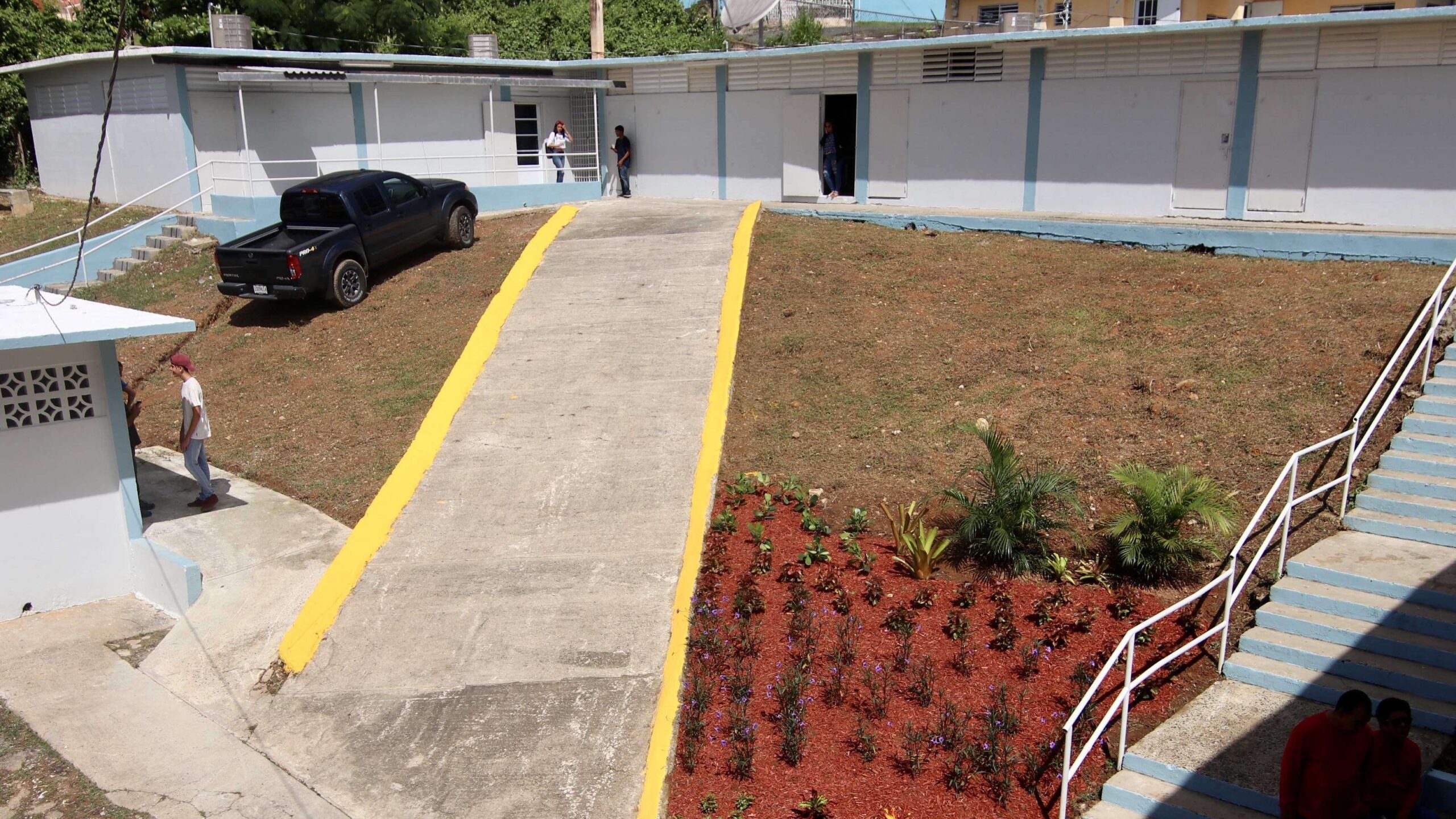 De escuela cerrada a centro de servicios gratuitos