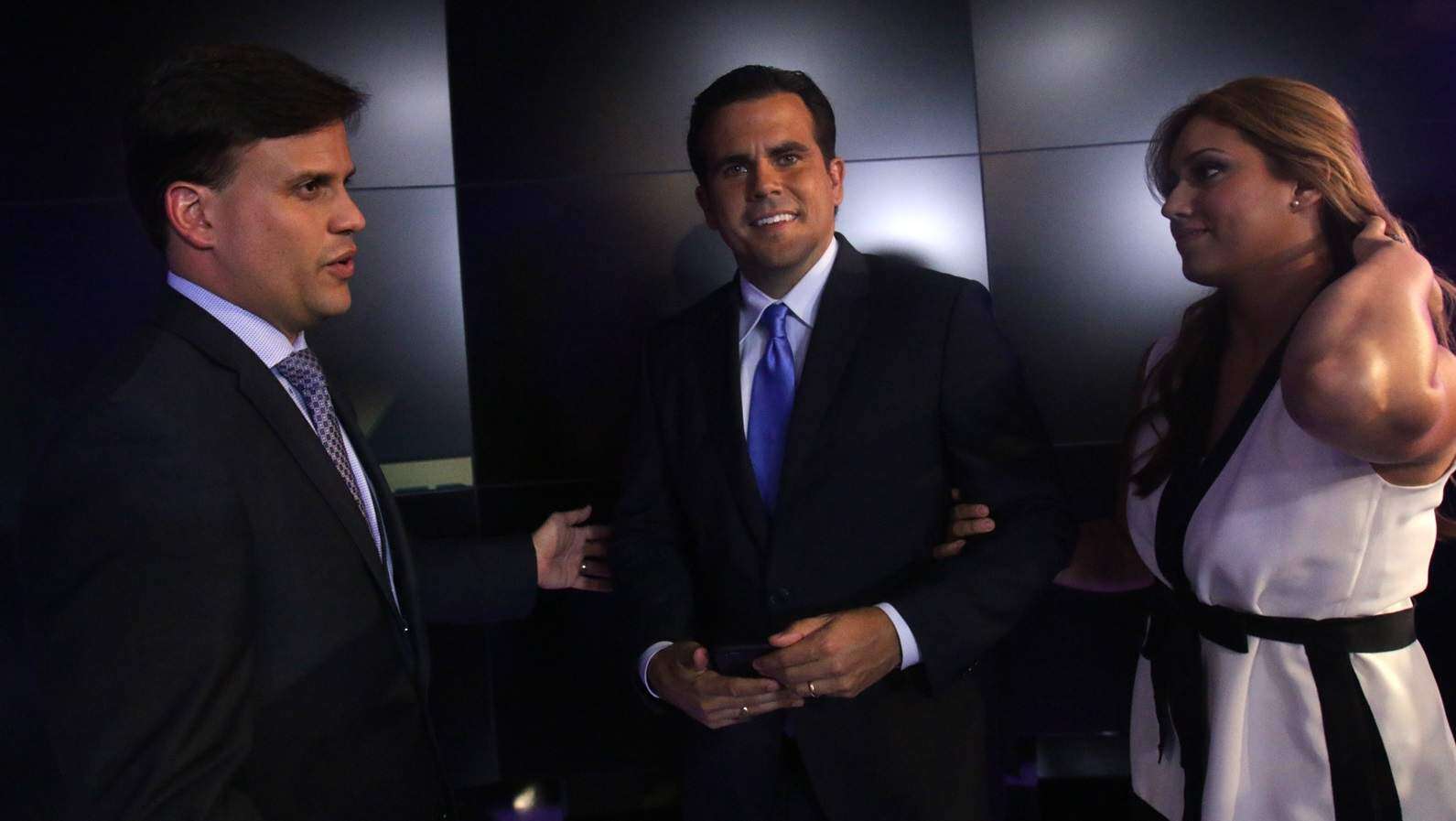 Se apuntan una, por ahora, Sánchez y Miranda en pugna por sus celulares