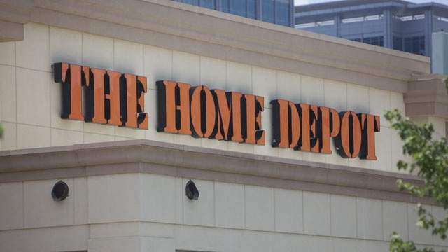 Hombre llena un carrito de compras y sale sin pagar de Home Depot
