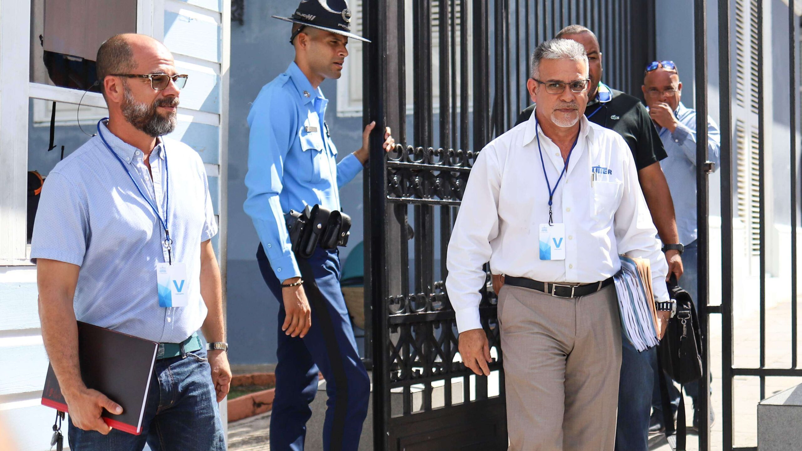 Remueven a celadores manifestándose frente a Fortaleza