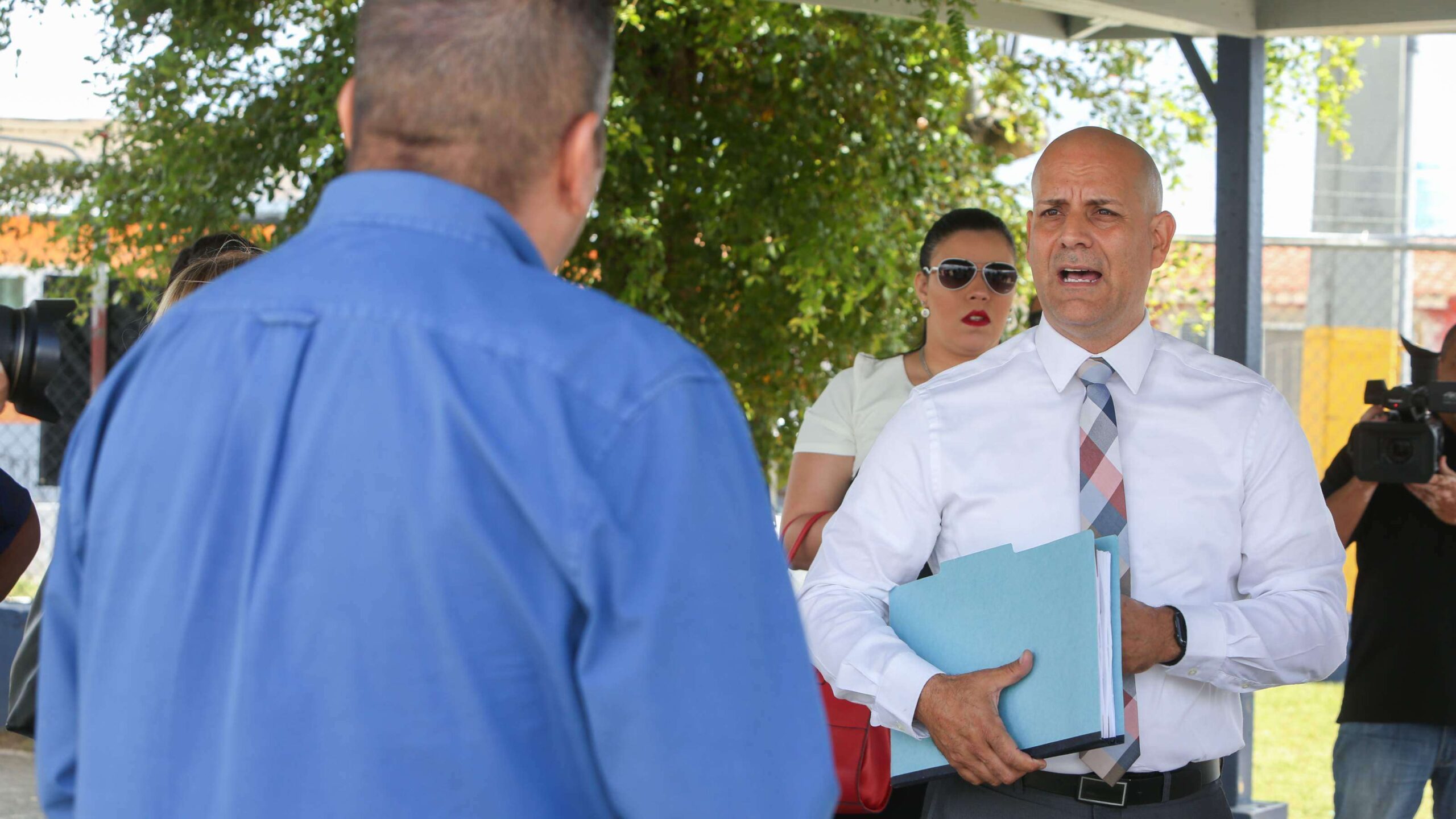 Representante regaña a empleada por no venderle libreta de rifas
